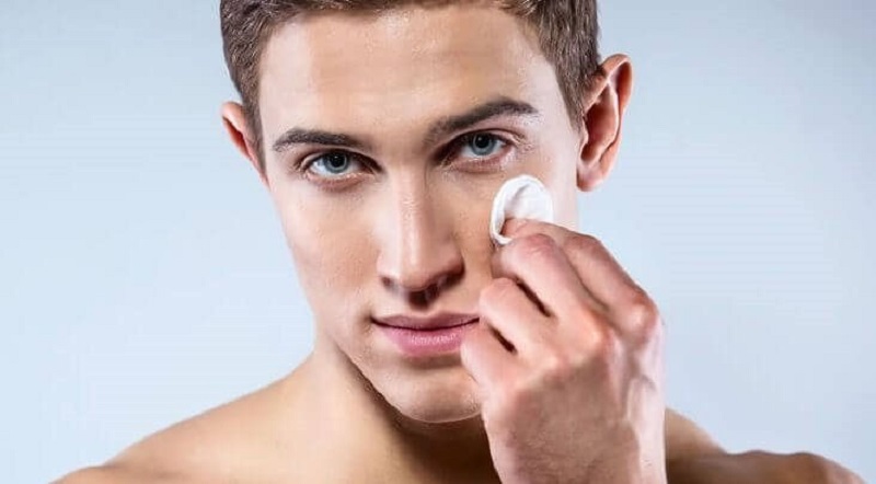 Làm sạch da là bước quan trọng trong việc trị mụn