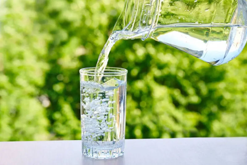 Uống đủ nước cần thiết mỗi ngày giúp cấp ẩm cho da