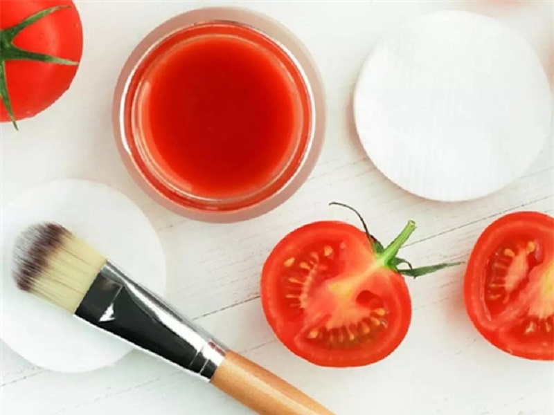Cà chua không chỉ loại sạch mụn đầu đen mà nó còn giúp làn da giảm thiểu vết thâm