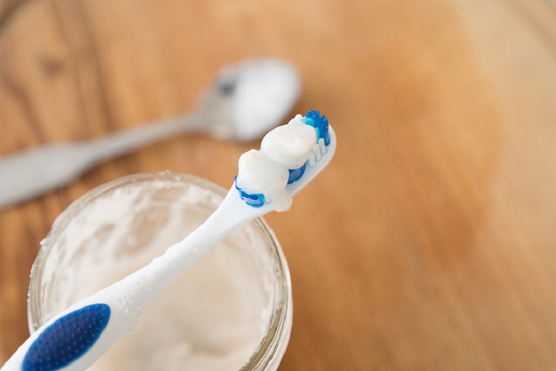 Nên chọn kem đánh răng màu trắng, nguyên chất để trị mụn