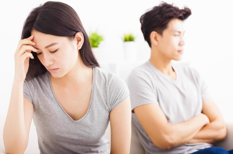 Đời sống chăn gối vợ chồng cũng ảnh hưởng không nhỏ khi bựa sinh dục xuất hiện